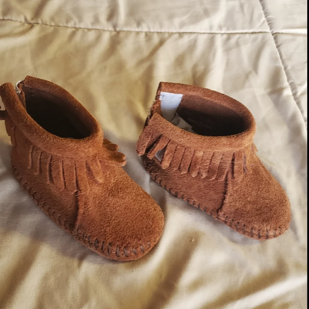 Adorable Minnetonka Brown Infant Moccasins Size 1
